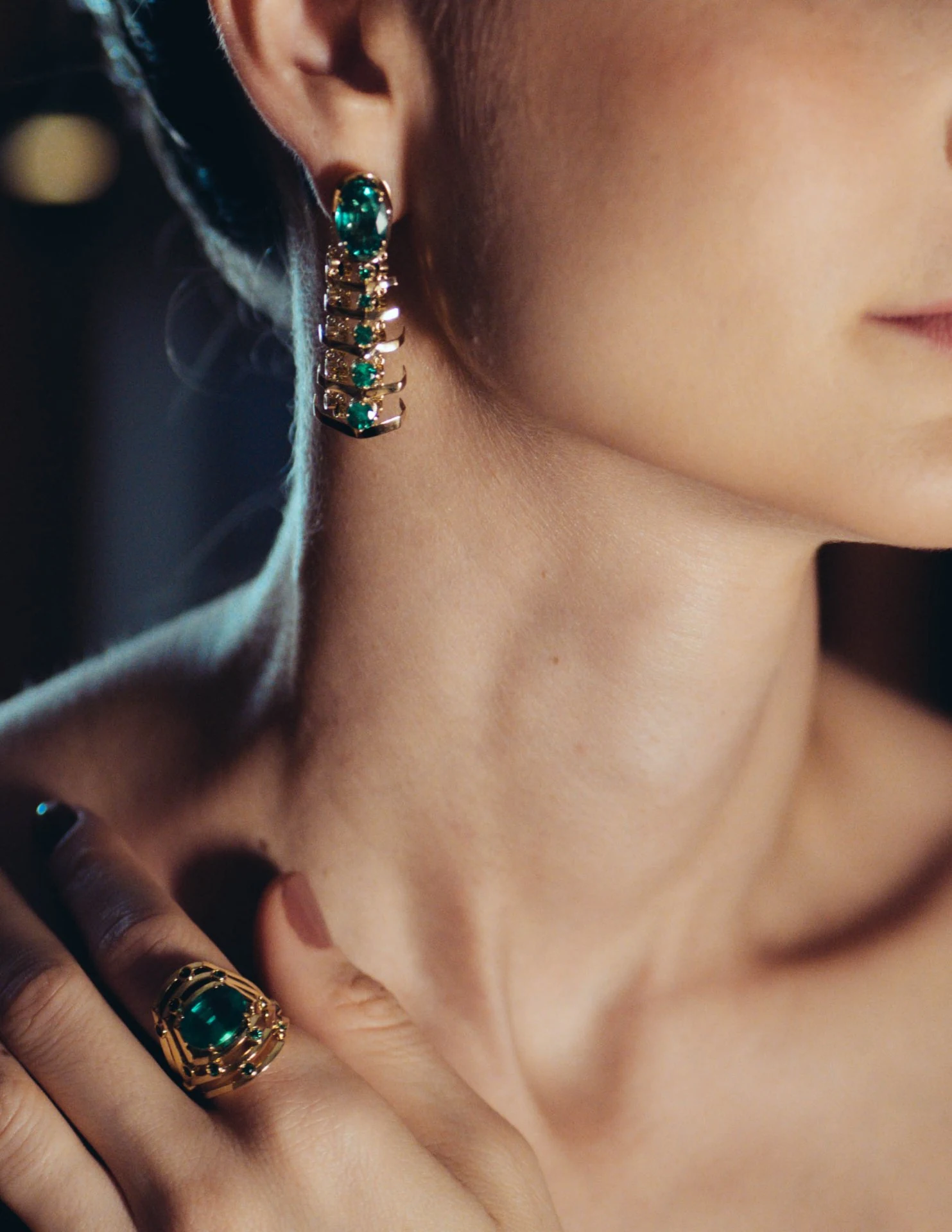 Editorial ORIGEM — brinco escalonado e anel cocktail em ouro 18k com esmeraldas Belmont, detalhe de pescoço e mão