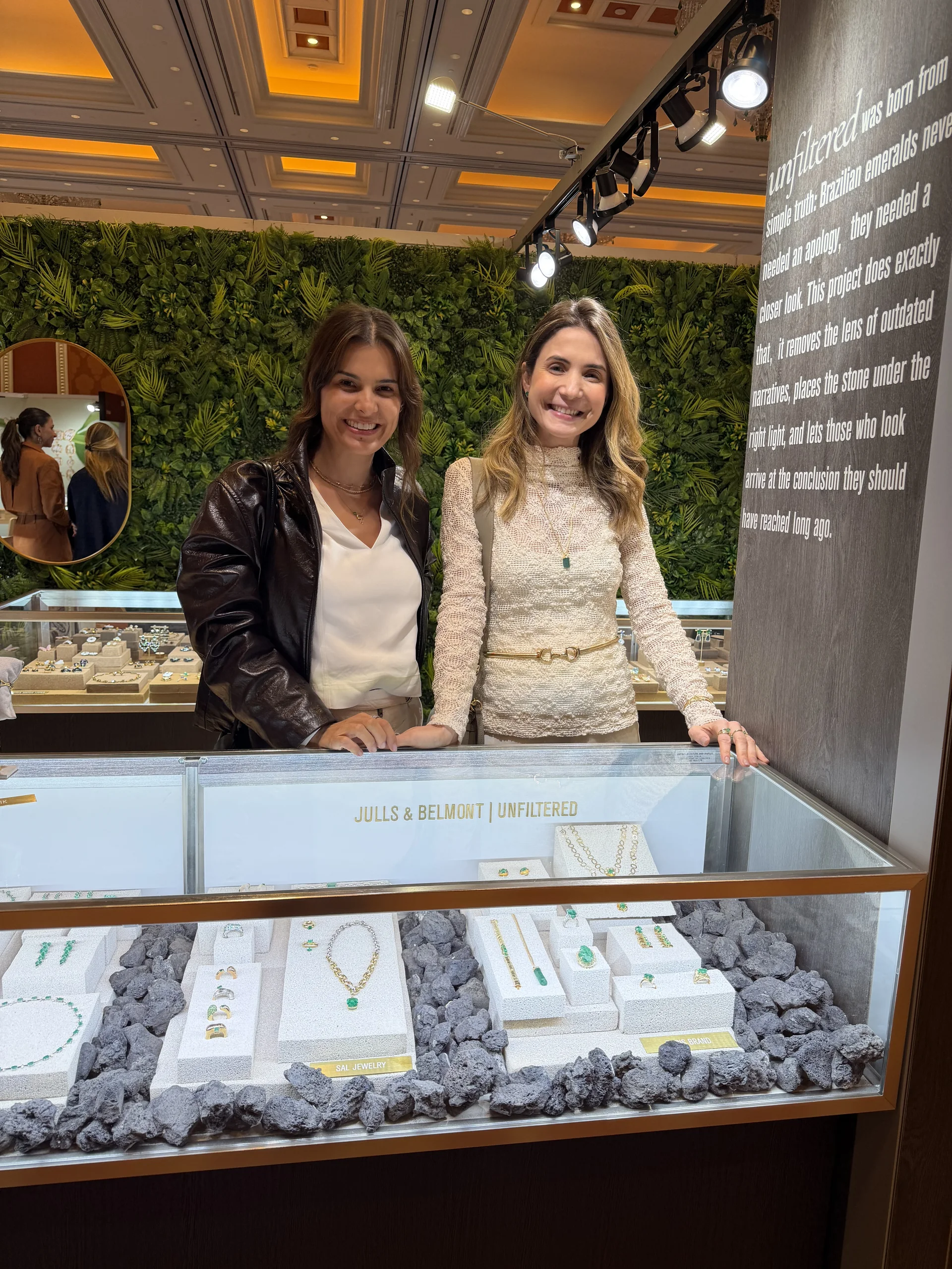 Bela Ribeiro e Rafaela Reis, fundadoras da Raris, na vitrine Unfiltered durante a Couture Las Vegas 2026