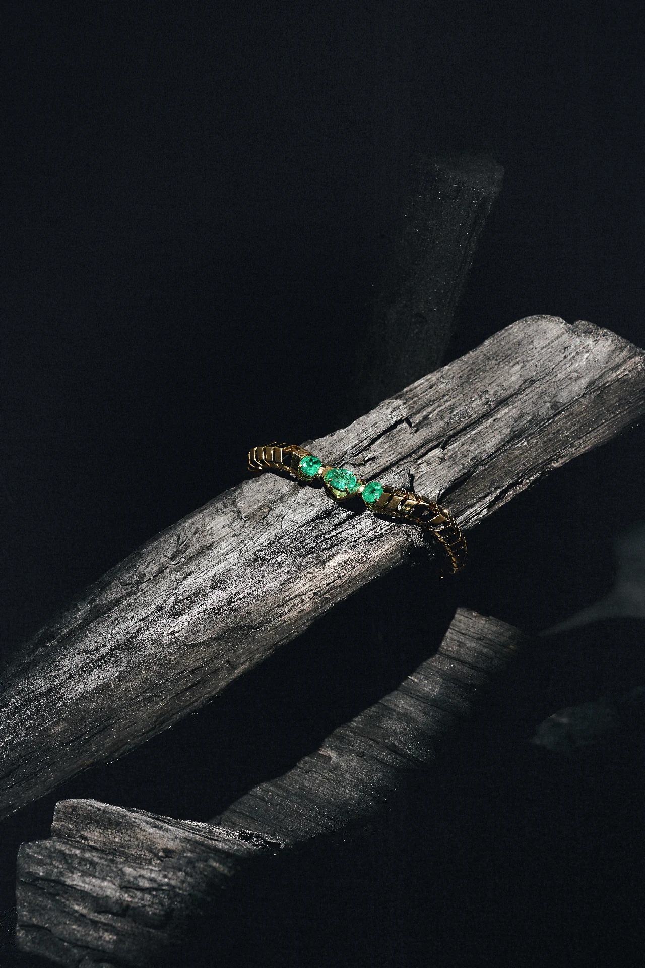 Bracelete ORIGEM em ouro 18k com esmeraldas Belmont sobre madeira carbonizada