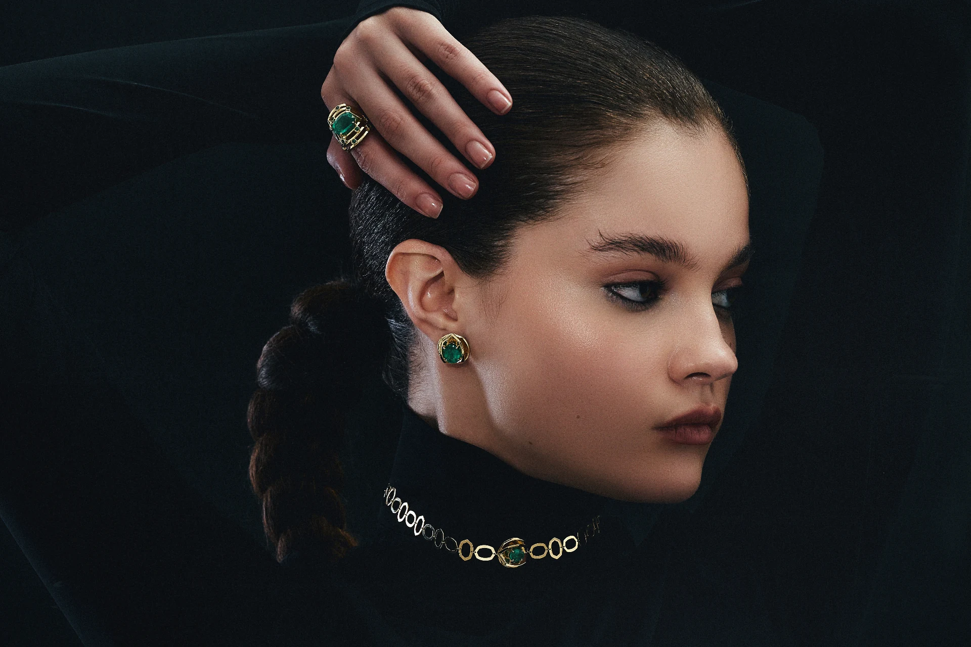 Editorial ORIGEM — retrato com anel cocktail, brinco e choker em ouro 18k com esmeraldas Belmont, vestido preto turtleneck